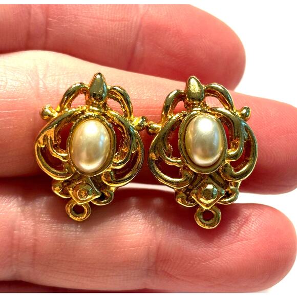 Vintage clip on earrings ornate gold & faux Pearl classic 80’s elegant bridal - Picture 2 of 7